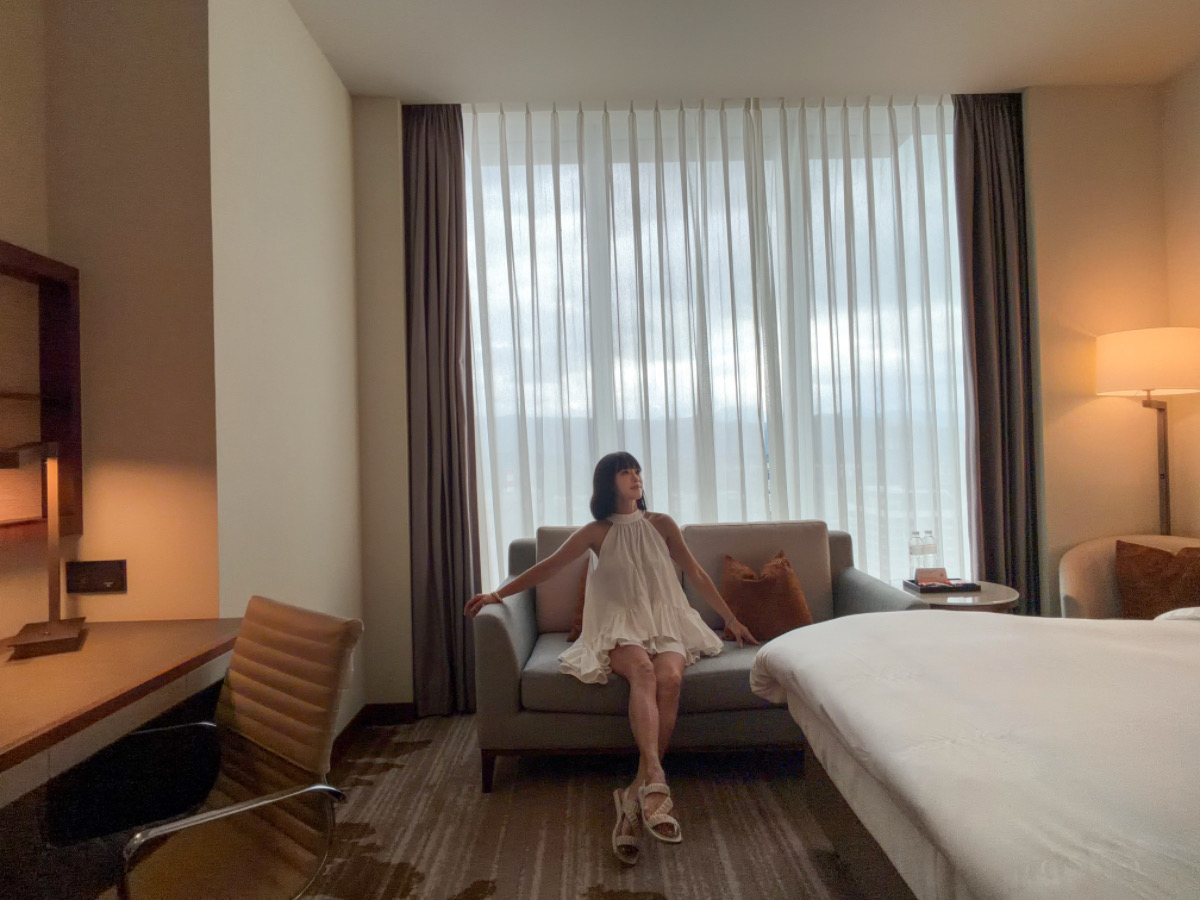 ❤旅宿分享❤【台北六福萬怡酒店】南港住宿推薦！四鐵共構雙大床客房、在地早餐與空中花園開箱