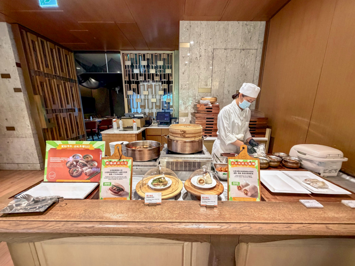 ❤旅宿分享❤【台北六福萬怡酒店】南港住宿推薦！四鐵共構雙大床客房、在地早餐與空中花園開箱