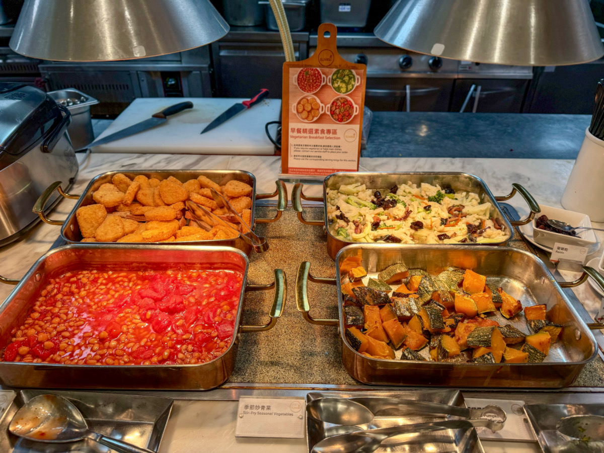 ❤旅宿分享❤【台北六福萬怡酒店】南港住宿推薦！四鐵共構雙大床客房、在地早餐與空中花園開箱