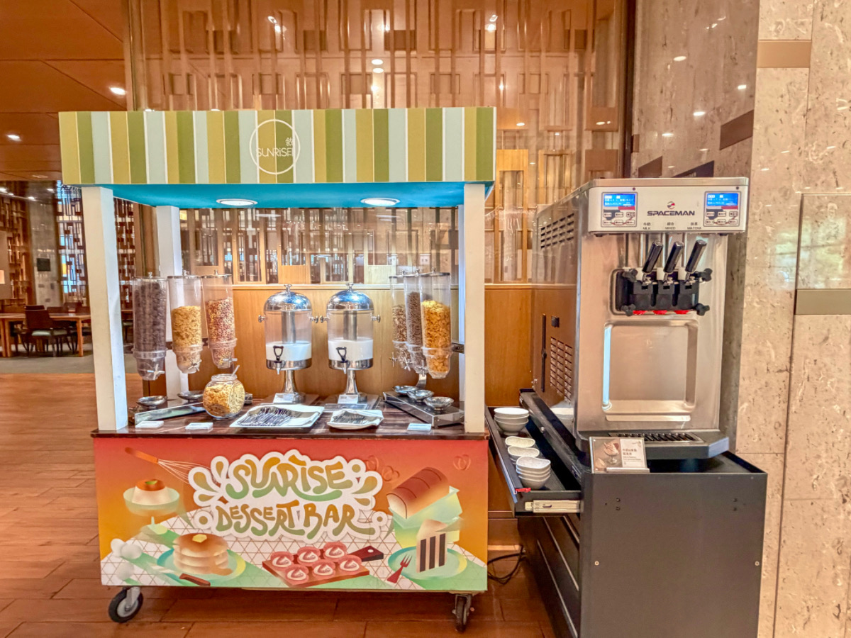 ❤旅宿分享❤【台北六福萬怡酒店】南港住宿推薦！四鐵共構雙大床客房、在地早餐與空中花園開箱