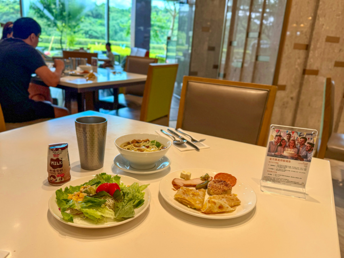 ❤旅宿分享❤【台北六福萬怡酒店】南港住宿推薦！四鐵共構雙大床客房、在地早餐與空中花園開箱