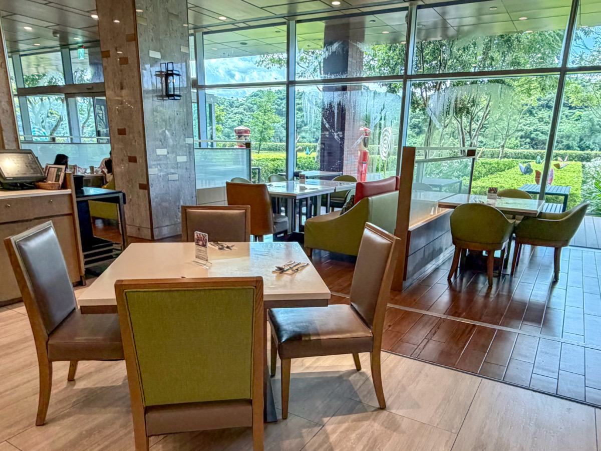 ❤旅宿分享❤【台北六福萬怡酒店】南港住宿推薦！四鐵共構雙大床客房、在地早餐與空中花園開箱
